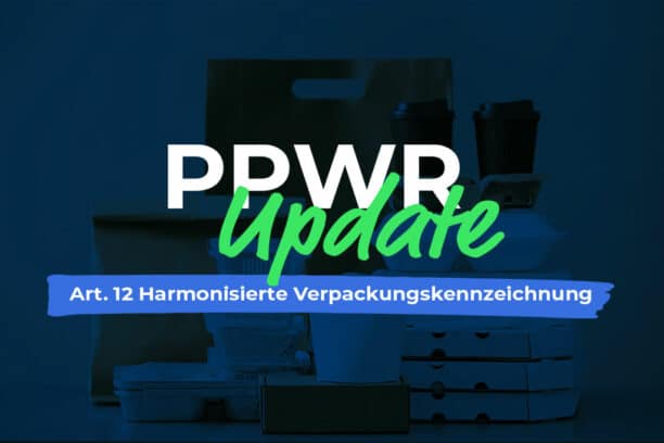 Verpackungen im Hintergrund, Text PPWR Update Art. 12 Harmonisierte Verpackungskennzeichnung