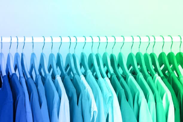 Textilien auf Kleiderbügeln an einer Kleiderstange