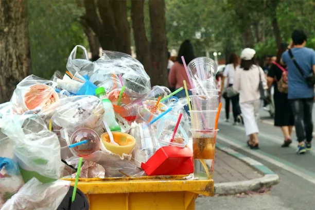 Plastikmüll im Mülleimer - Thema Plastiksteuer